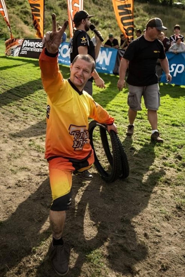 Młociu wining the trophy