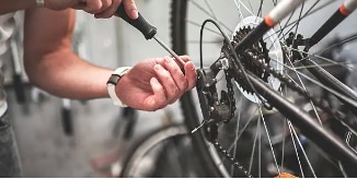 Mechanik naprawia częsc rowerową